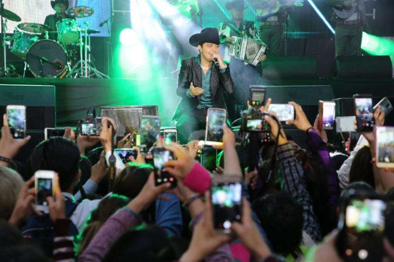 CHRISTIAN NODAL CANTA A LAS MAMÁS FRESNILLENSES